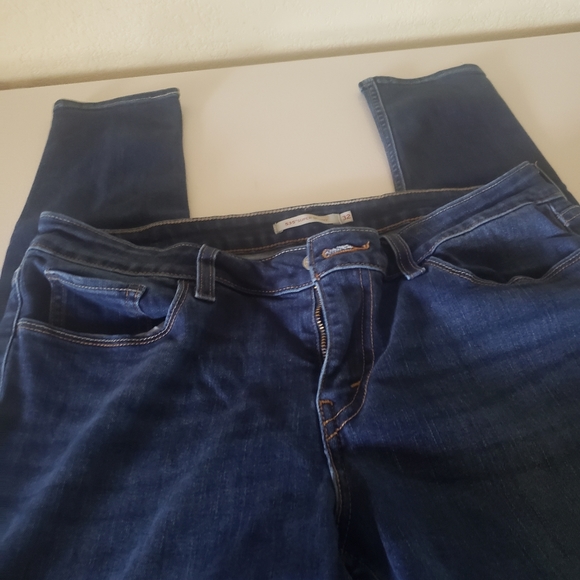 Levi's - Picture 2 of 3